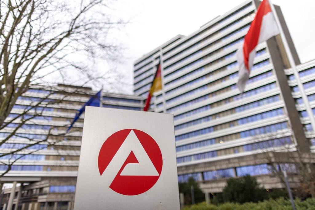 Das Logo der Bundesagentur für Arbeit vor der Zentrale in Nürnberg.