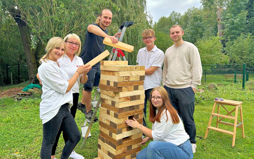 Im Bürgerhaus Alt-Olvenstedt feiern Magdeburger die Eröffnung des neu gestalteten Jugendclubs mit einem XXL-Jenga-Spiel.