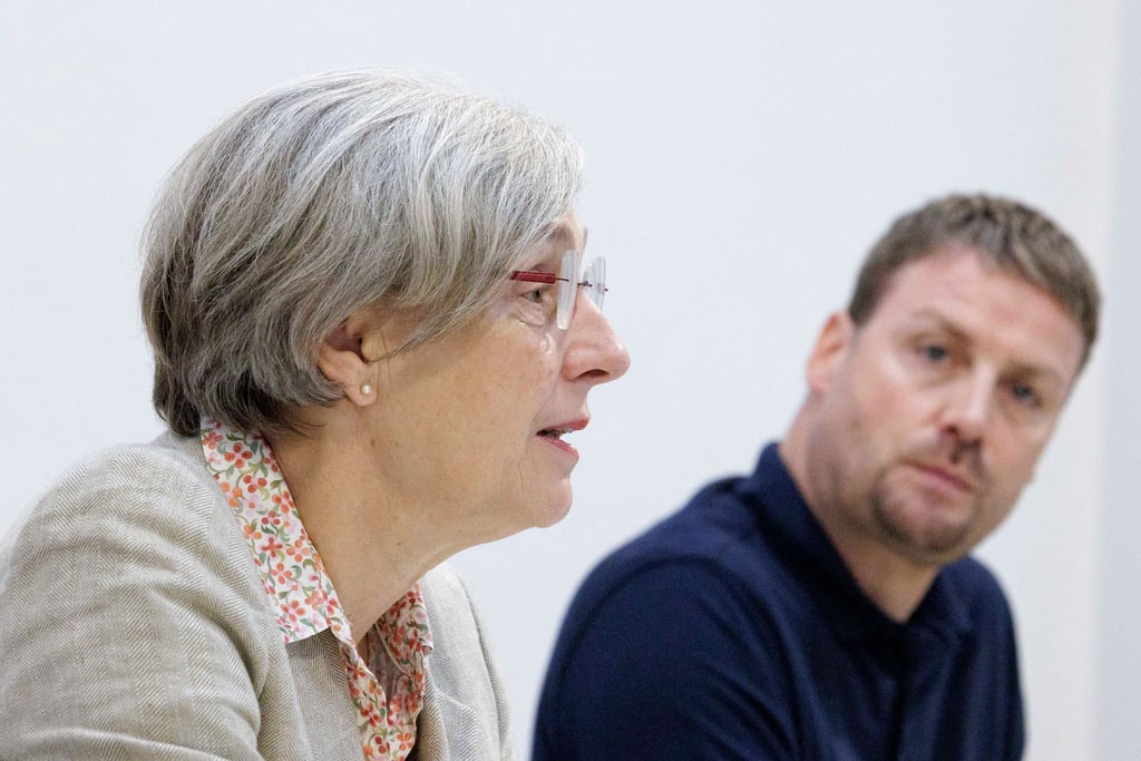 Ursula Schoen und Jörge Bellin sprechen bei der Pressekonferenz der Liga der Spitzenverbände der freien Wohlfahrtspflege über die Situation und Perspektiven wohnungsloser Menschen in Berlin.