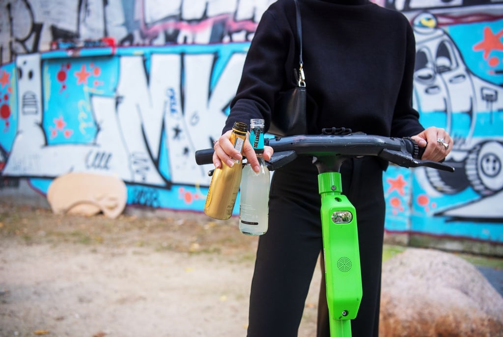 Nee, so besser nicht: Auch am Lenker vom E-Scooter gelten klare Promillegrenzen - die sind wie beim Auto. Wer sich nicht dran hält, riskiert auch den Autoführerschein.