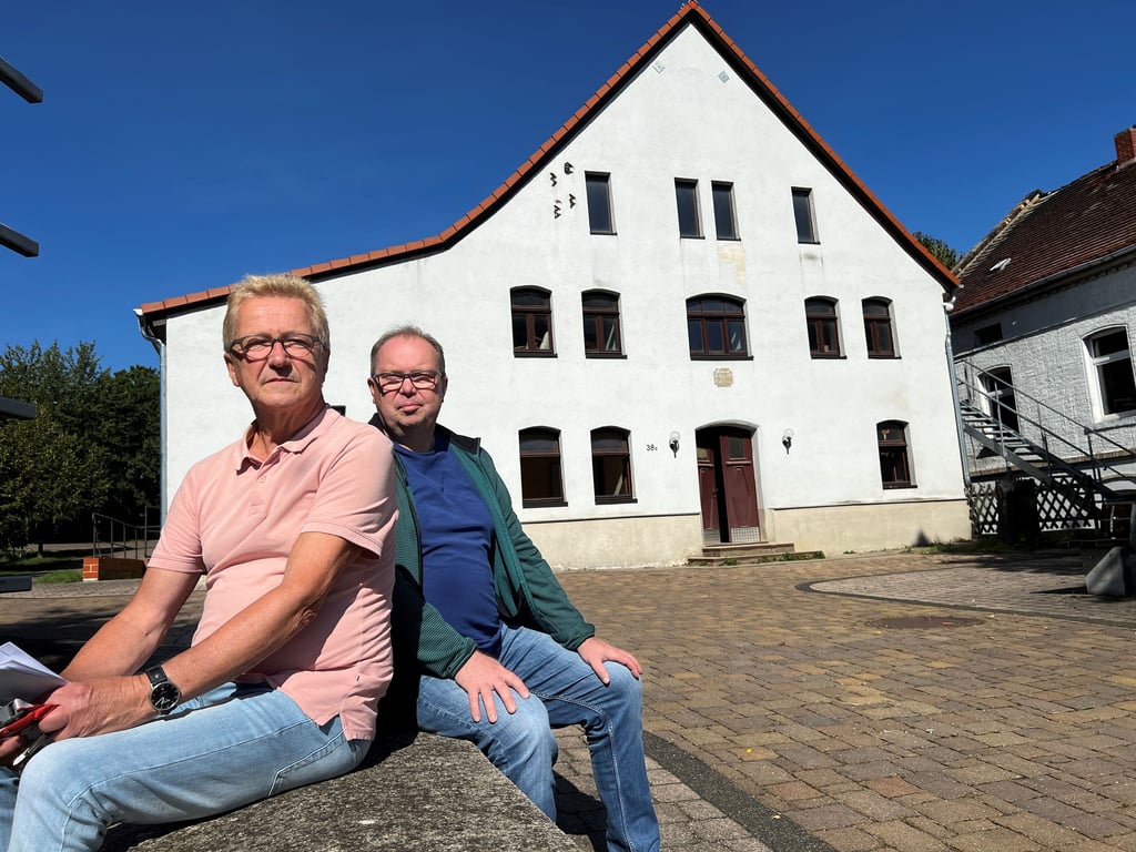 Jörg Abraham (l.) und Michael Scheffler rechnen nicht damit, dass der Saal bis zu Beginn der fünften Jahreszeit wieder nutzbar ist.