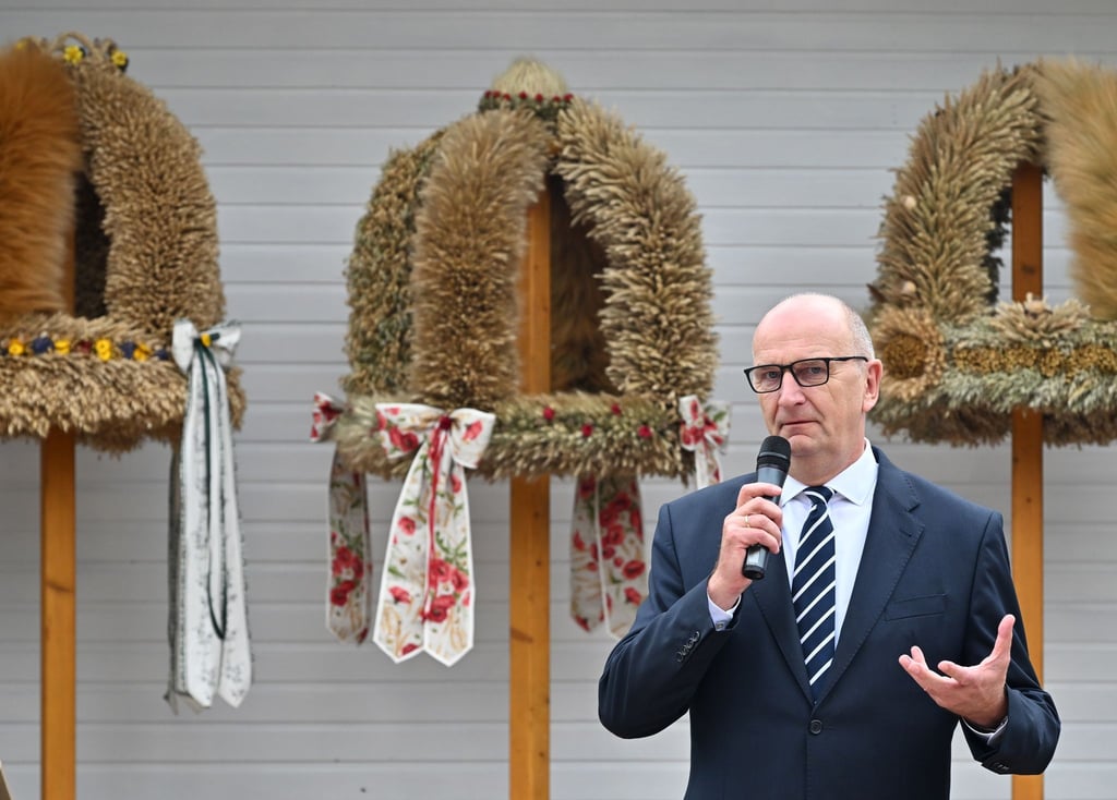 Dietmar Woidke (SPD), Ministerpräsident von Brandenburg, spricht anlässlich der Übergaben der Siegerkronen aus dem diesjährigen Erntekronenwettbewerb.