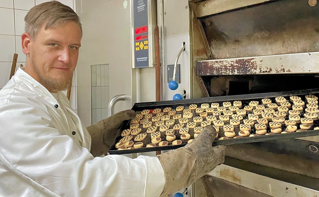Bäckermeister Philipp Rhodmann mit dem ersten Weihnachtsgebäck.