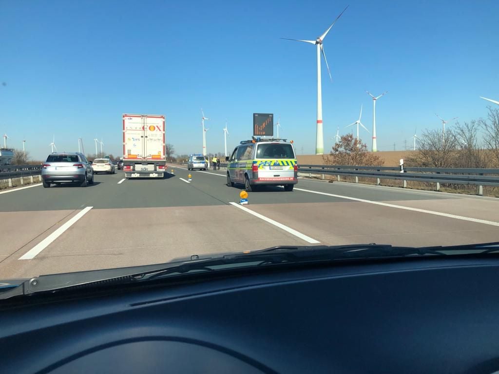 Auf der A9 bei Osterfeld überfuhr ein Pkw ein Reifenteil und erlitt dabei Sachschaden.