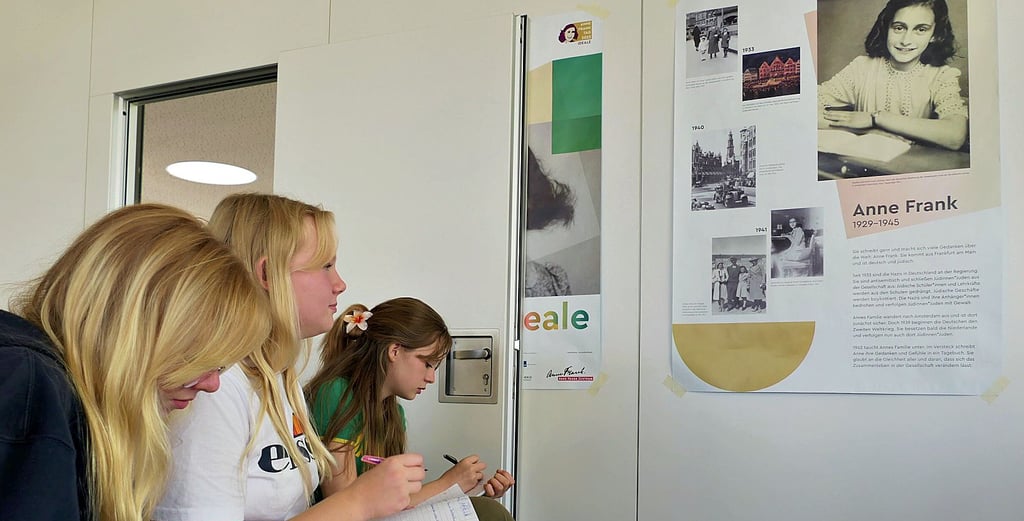 Die Siebtklässlerinnen Marisol-Sanibel Börs (von links), Clarissa Ruske und Doria Keller machen sich Notizen zum Leben von Anne Frank.