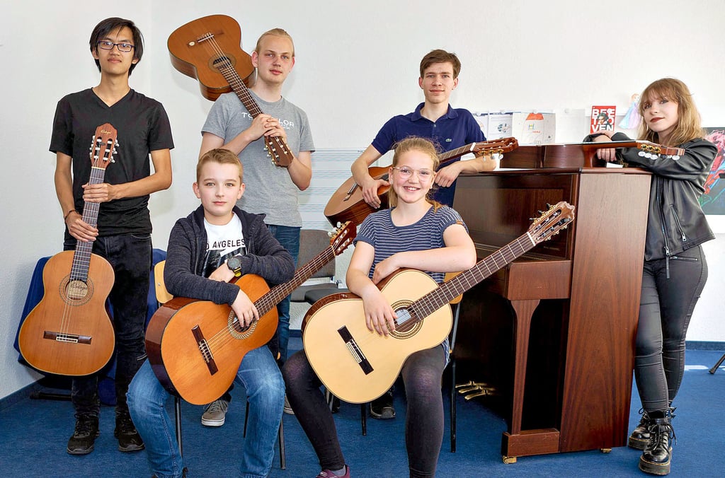 Die Gitarristen der Musikschule Klangkiste waren in der Vergangenheit recht erfolgreich. Auf Landesebene gewannen sie bei „Jugend musiziert“ den ersten Preis. Vorn: Max Dreyer und Samira Steinhauf (Tabea Fichtner fehlt). Stehend Huy Hung Nguyen (v.l.), Elias Eifrig, Dominik Brunner und Lara Celine Schenk.