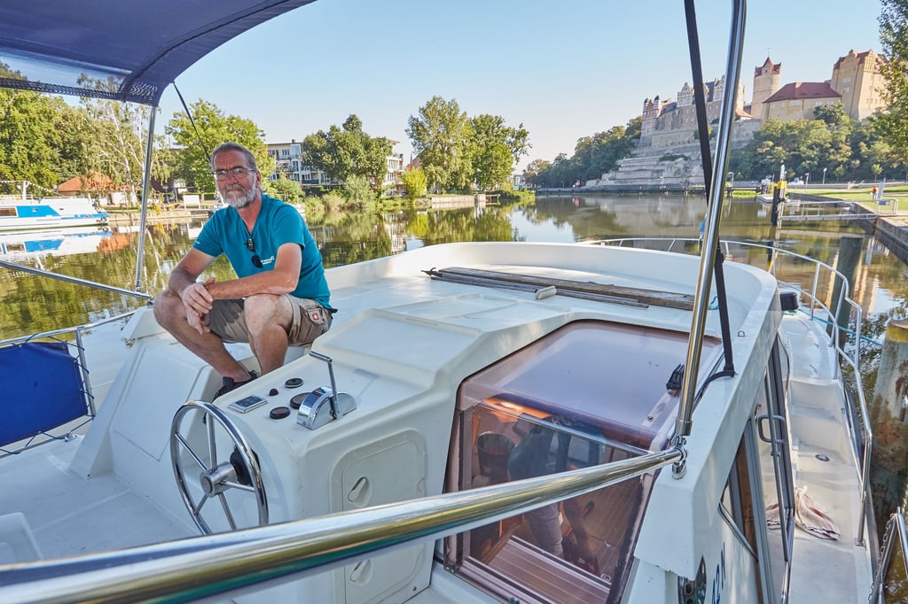 Boris Funda vermietet schon Boote auf der Saale in Bernburg. Jetzt steigt ein weiteres Unternehmen mit ihm in das Geschäft ein. Und auch bei den geplanten Bootsanlegern tut sich bald was.