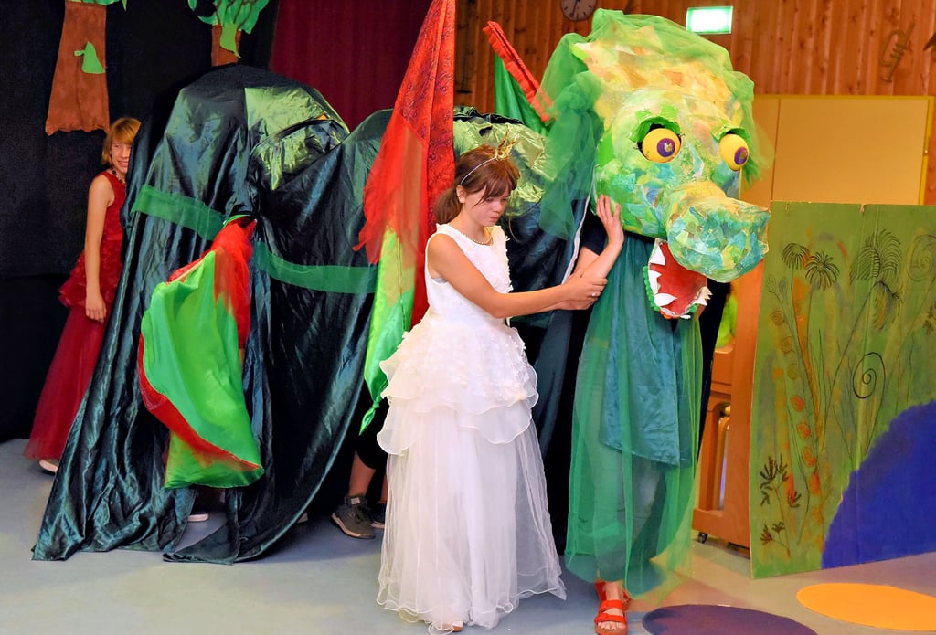 Die Prinzessinnen freundeten sich mit dem Drachen an, der im Laufe des Stückes immer agiler wurde.