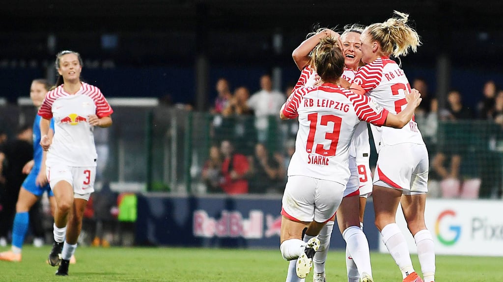 Die RB-Frauen bejubeln das Tor zum 2:1 durch Frederike Kempe (verdeckt) gegen SGS Essen.