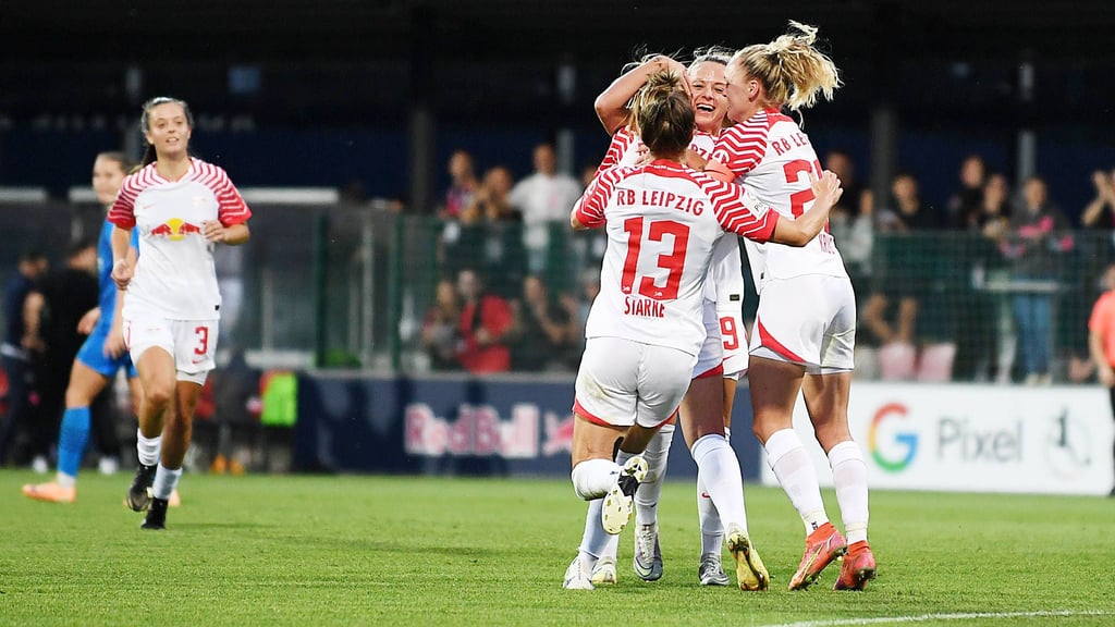 Die RB-Frauen bejubeln das Tor zum 2:1 durch Frederike Kempe (verdeckt) gegen SGS Essen.