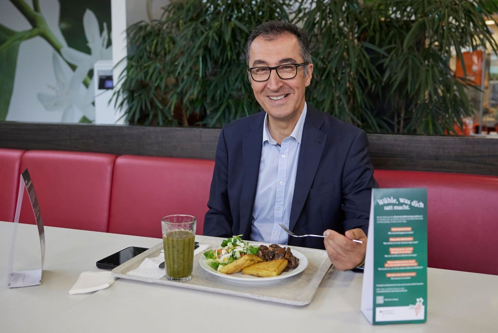 Cem Özdemir (Bündnis90/Die Grünen) startet in der Kantine der Berliner Stadtreinigung (BSR) die Aktionswoche „Deutschland rettet Lebensmittel“.