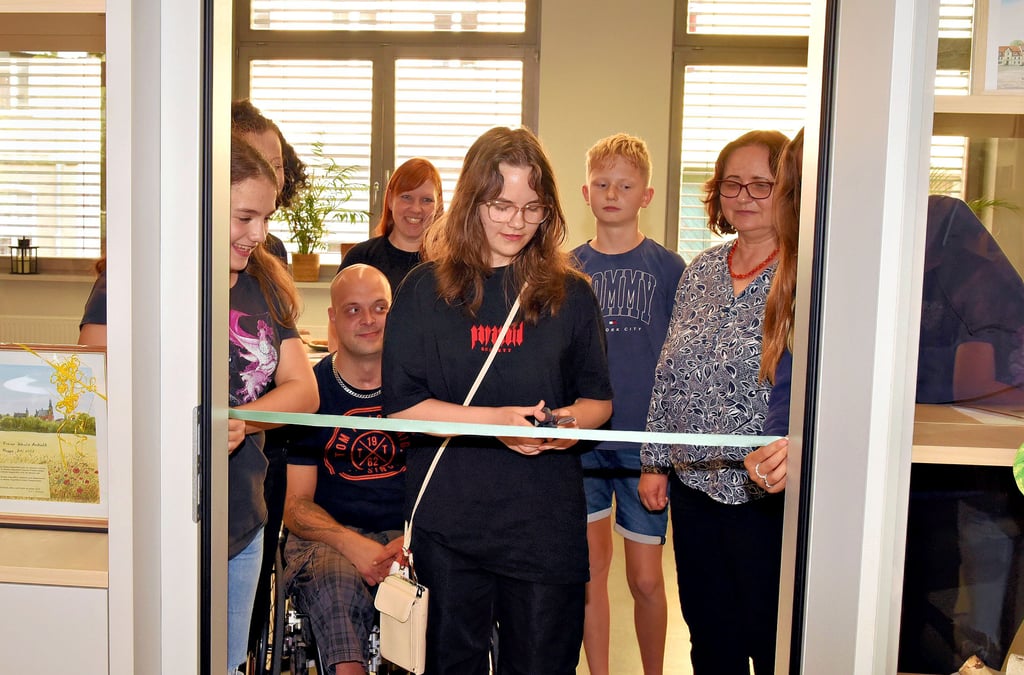 Die 14-jährige Faye Lebek wollte das Band durchschneiden, aber die Schere sei stumpf gewesen, sagte die Schülerin, und bekam Hilfe.
