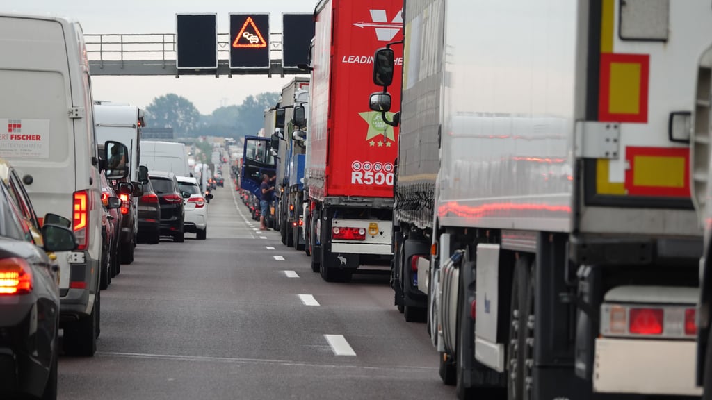 Auf der Autobahn A2 legt der nahende Feiertag am 3. Oktober bereits am Freitag, 29. September, den Verkehr lahm. Foto: