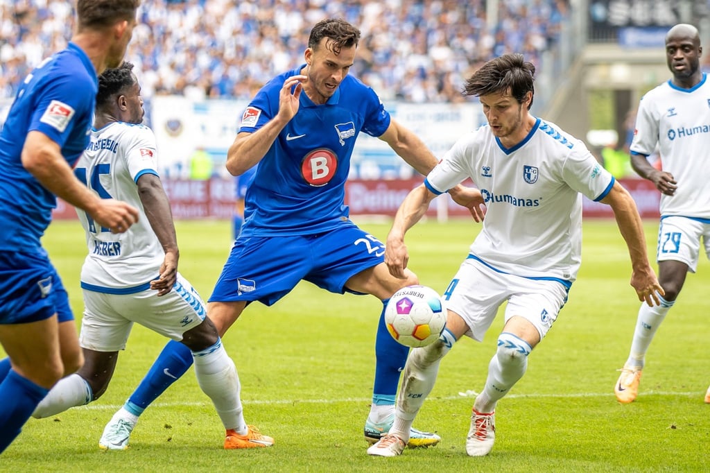 Berlins Haris Tabakovic (l) kämpft gegen Jean Hugonet von 1. FC Magdeburg um den Ball.