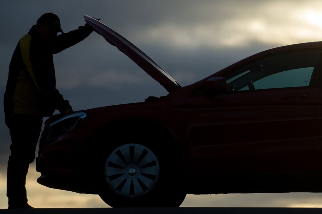 Check vor der Fahrt: Der richtige Stand von Kühlflüssigkeit, Bremsflüssigkeit und der Servolenkungsflüssigkeit lässt sich im Motorraum schnell kontrollieren.