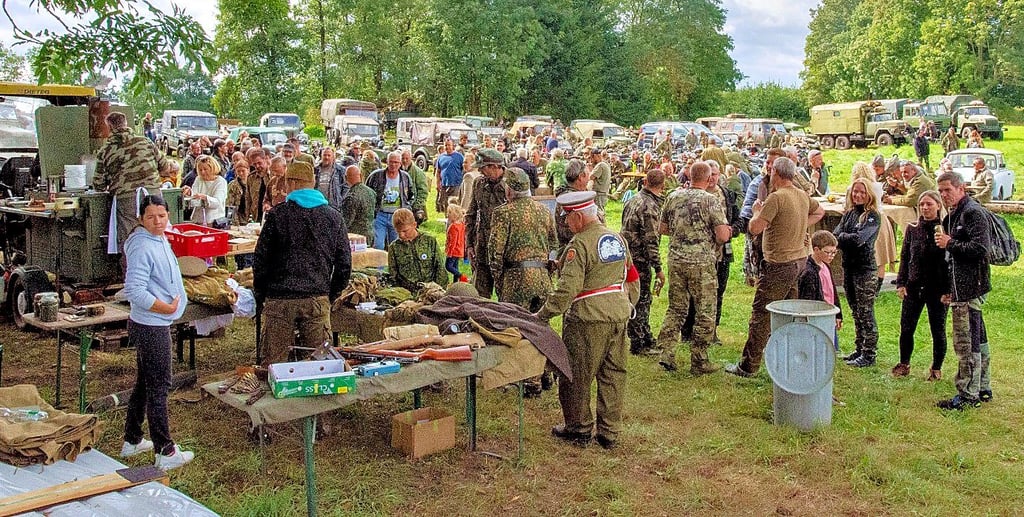 Die 123 Fahrzeuge, die in diesem Jahr zum Fahrzeugtreffen kamen, legten in Uchtdorf eine Mittagspause ein.