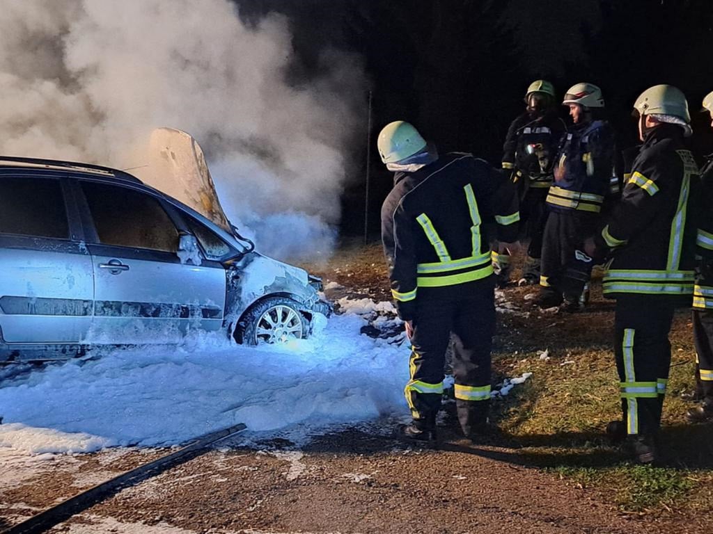 Am Friedhofsweg in Kreisfeld ist am Abend des 28. September 2023 in Pkw in Flammen aufgegangen.