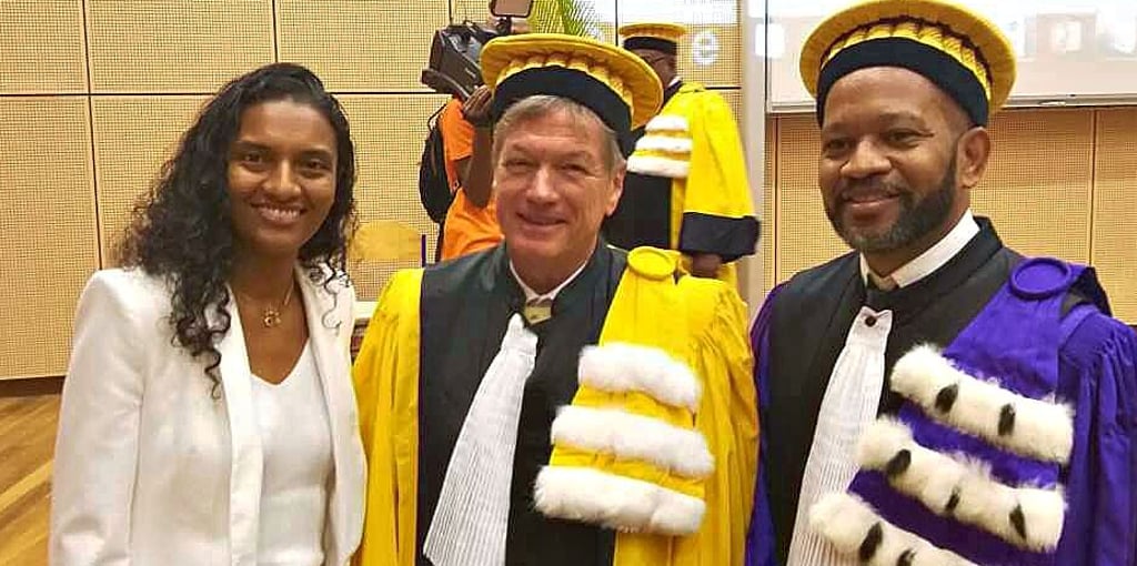 Ralph Ludwig ist auch Ehrendoktor der Université des Antilles in Guadeloupe - hier mit Rektor und Prorektorin der karibischen Uni.