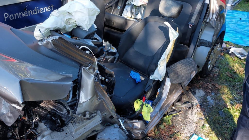 Drei Fahrzeuge waren in den Unfall auf der Landesstraße 151 zwischen Wimmelburg und Blankenheim verwickelt.