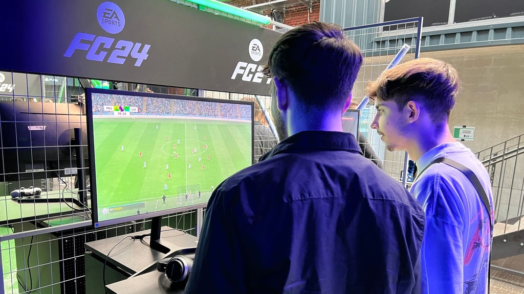 Die E-Sportler Stylo (l) und Dullenmike probieren bei einem Event in Köln EA Sports FC 24 aus.