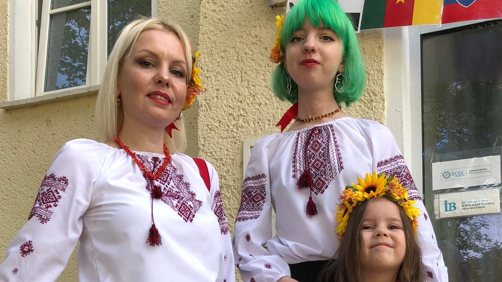 Sorgten für Farbtupfer beim Interkulturellen Tag: Olga Kakhidze mit den Töchtern Kristina und Nestane (von links).