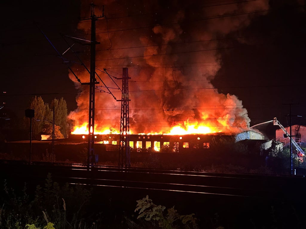 Die Feuerwehr kämpfte Stunden gegen die Flammen.