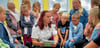 Gommerns Regionalbereichsbeamtin Nadin Hesse wiederholt mit der Klasse 2d der Grundschule „Am Weinberg“ das richtige Verhalten beim Busfahren.