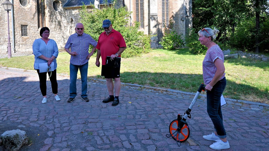 Andrea und Ronald Mörstedt von der gleichnamigen Marktagentur machen sich ein Bild vor Ort und messen die Plätze für die Städte aus.