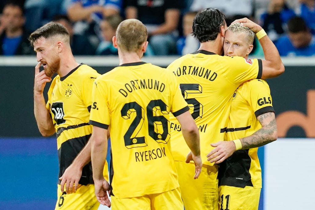 Dortmunds Marco Reus (r) brachte den BVB mit seinem Abpraller erneut in Front.
