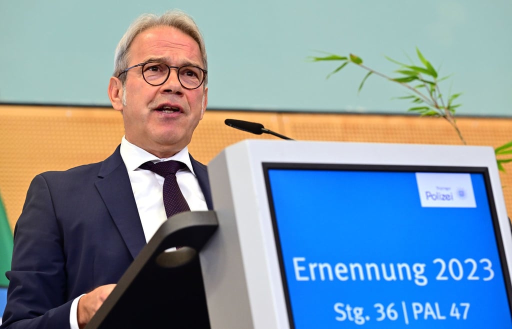 Georg Maier (SPD), Minister für Inneres und Kommunales von Thüringen, spricht zu Polizeibeamten in der Bernd Roth Sporthalle während der Ernennungsfeier.
