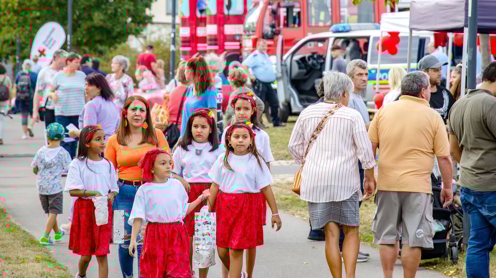 Buntes Treiben im Weißenfelser Neustadtpark: Zahlreiche Besucher schauten sich am Freitag an den Ständen um und bestaunten das Bühnenprogramm, unter anderem der jungen Tänzerinnen (vorne) des „Sozialen Integrationsvereins EU Bürger in Deutschland“, die bulgarische Folklore aufführten.