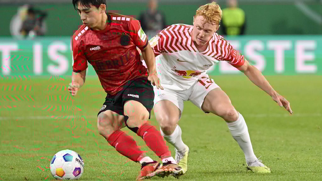 Nicolas Seiwald (r.) konnte beim DFB-Pokalspiel von RB Leipzig gegen SV Wehen Wiesbaden nicht überzeugen.