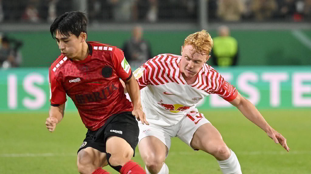 Nicolas Seiwald (r.) konnte beim DFB-Pokalspiel von RB Leipzig gegen SV Wehen Wiesbaden nicht überzeugen.