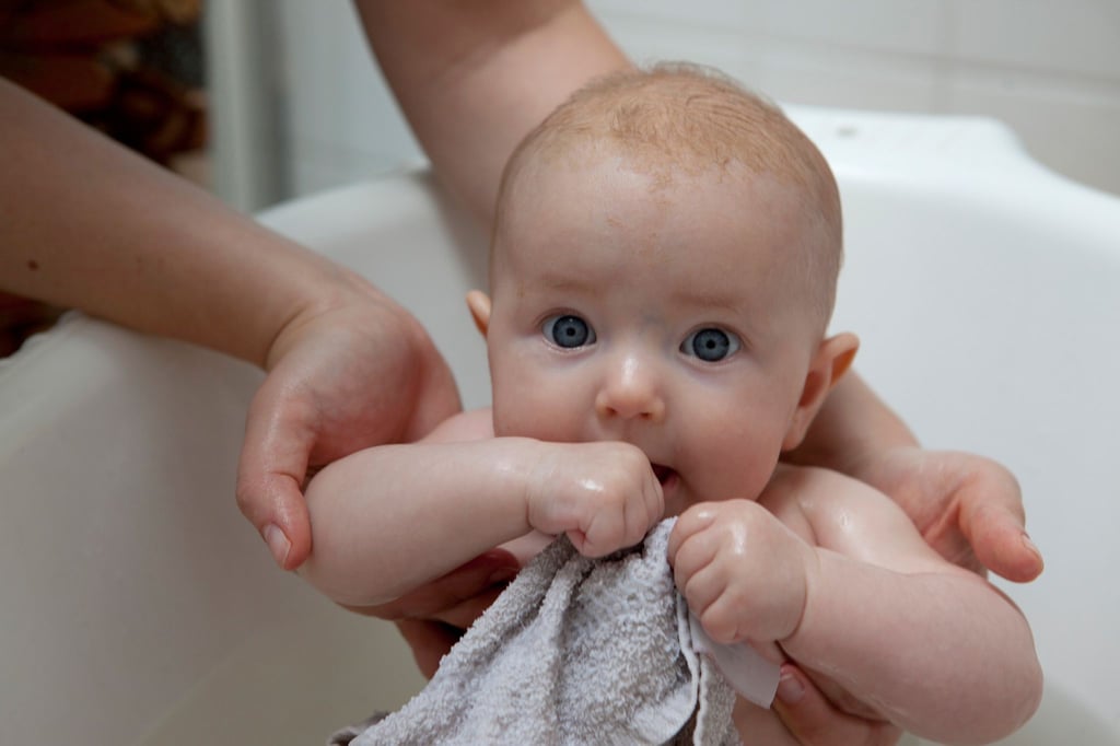 Babyhaut ist sehr empfindlich, daher sollte beim Baden kein heißes Wasser in die Wanne nachlaufen.