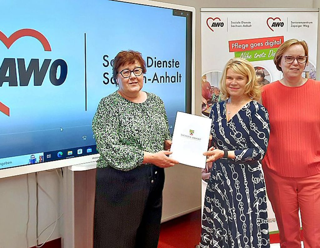 Ministerin Petra Grimm-Benne übergibt AWO-Geschäftsführerin Katrin Köppe den Bescheid.