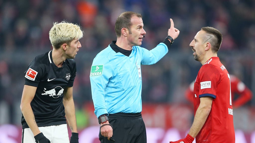 Schiedsrichter Marco Fritz mit RB Leipzigs Kevin Kampl und Ex-Bayern-Star Franck Ribery.