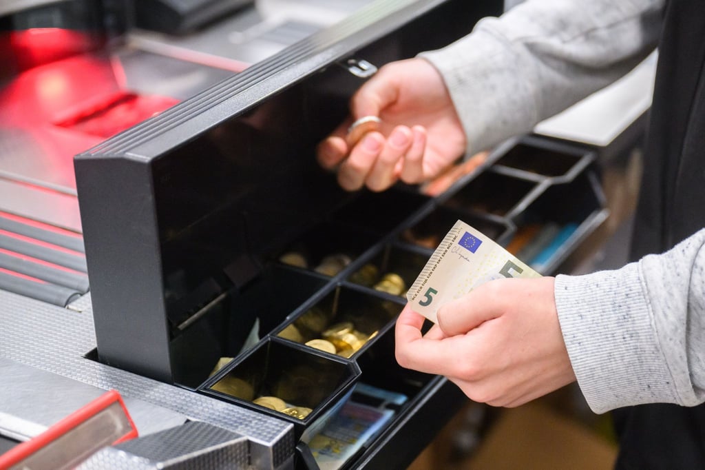 Wenn Verbraucherinnen und Verbraucher weniger bekommen für ihr Geld: Nach Kriegsausbruch in der Ukraine war die Inflation zeitweise sogar zweistellig - inzwischen haben sich die Preissteigerungen verlangsamt.