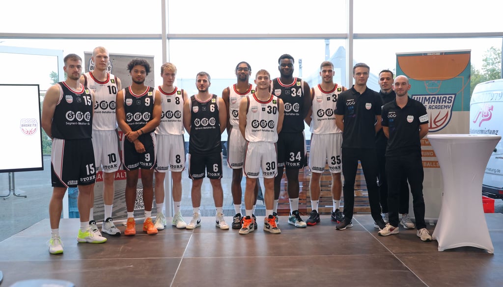 Wollen siegreich starten: Leon Hoppe (v.l.), Modestas Paulauskas, Maximilian Begue, Lennard Winter, Martin Bogdanov, Justin Stovall, Marc Friederici, Fabien Kondo, Matthias Fichtner, Co-Trainer Marius Gumpert, Sportdirektor Konstantin Klein und Coach Eiko Potthast. Auf dem Foto fehlen die Spieler Bill Borekambi und Joel Morsi.