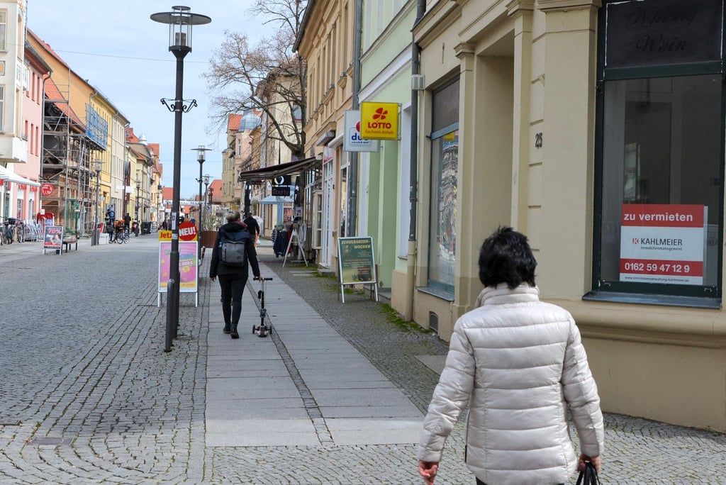 In der Hagenstraße in Haldensleben gelten neue Richtlinien, wie Händler ihre Schaufenster gestalten dürfen.