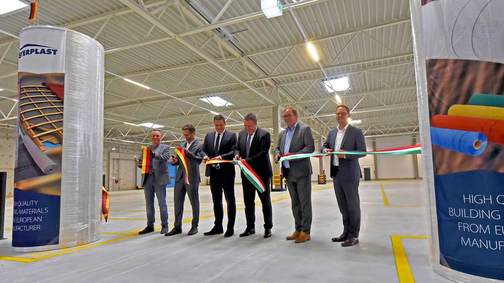 Offiziell eröffnet: Der deutsch-ungarische Banddurchschnitt in der neuen Lagerhalle im Ascherslebener Gewerbegebiet.