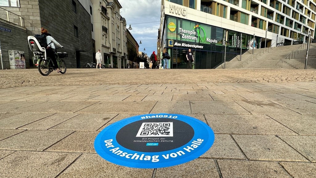 Der Bodenaufkleber für den fünften Teil der Serie ist auf dem Riebeckplatz zu finden - am Eingang zum oberen Boulevard.
