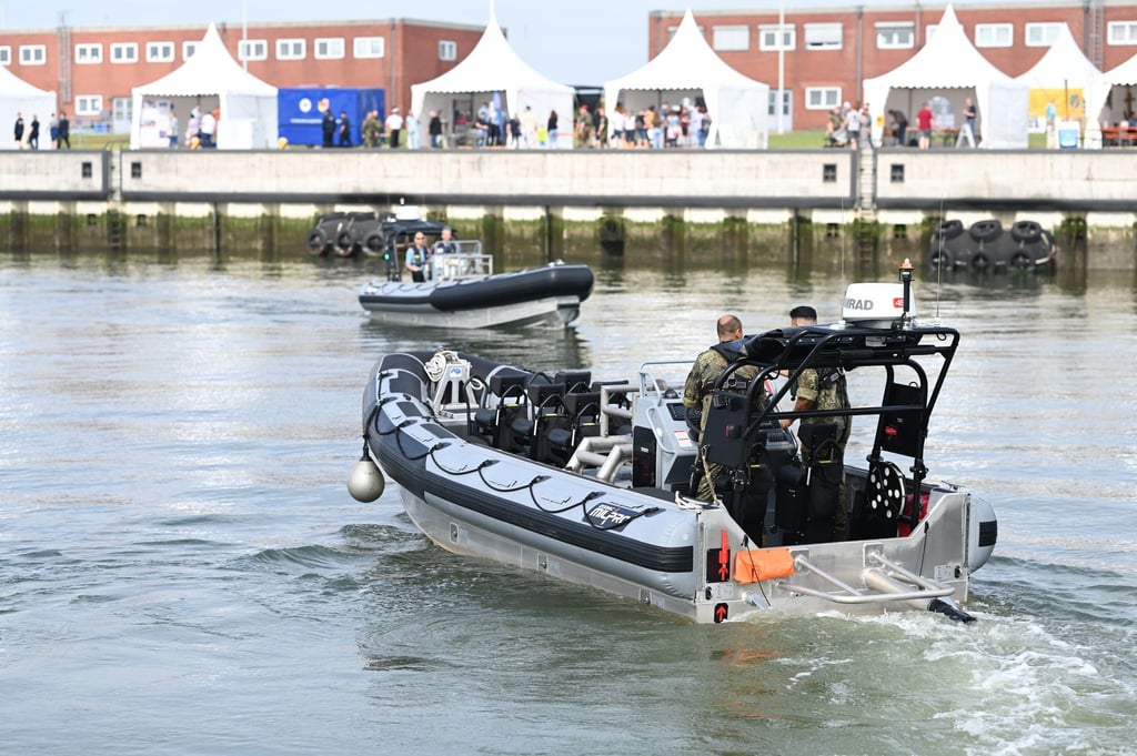 Schlauchboote der Deutschen Marine fahren durch den Hafen in Wilhelmshaven.