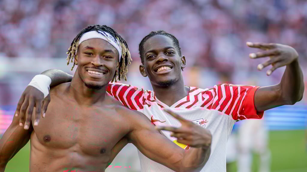 Mo Simakan (l.) und Castello Lukeba bilden die Innenverteidigung von RB Leipzig - wohl auch gegen den FC Bayern München mit Harry Kane.