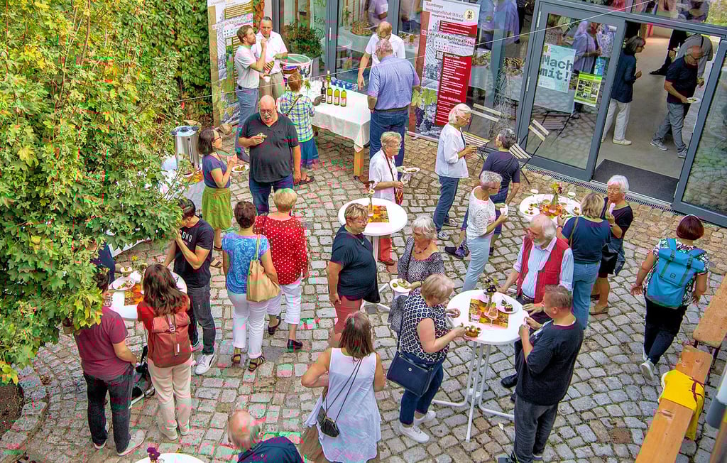 Mitglieder, Freunde und Partner des Vereins sind der Einladung zur Feier gefolgt. Nach dem offiziellen Teil im Saal unter dem Dach des Architektur- und Umwelthauses gibt es ein Beisammensein im lauschigen Innenhof.