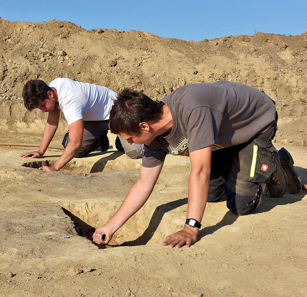 Die Archäologiestudenten David Herz (vorn) und Robert Prust graben mit.
