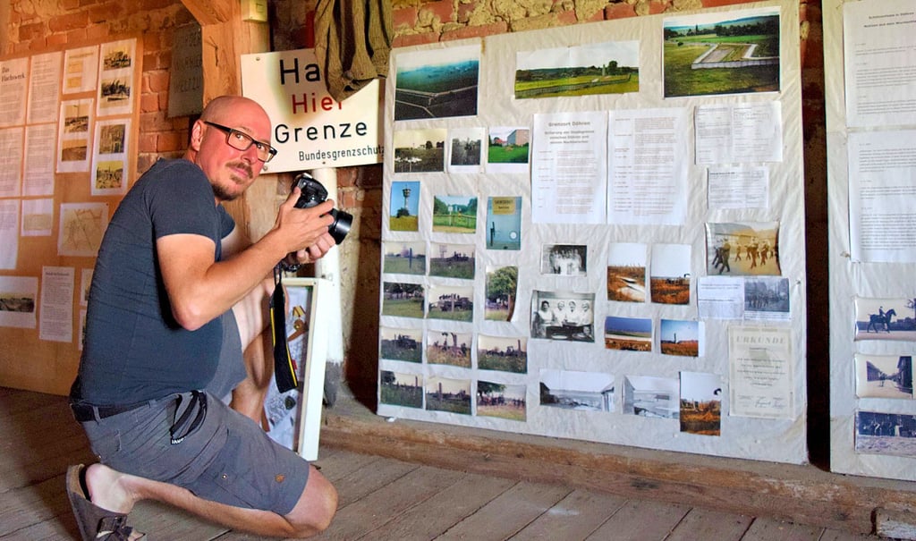 Thom Gallie interessierte sich in der Heimatstube in Döhren besonders für den Bereich zur Geschichte der Grenze.