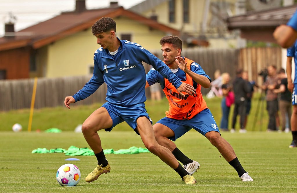 Während Abräumer Daniel Elfadli (l.) erstmals seit dem Hertha-Spiel für den 1. FC Magdeburg wieder auf dem Feld stehen könnte, erscheint für Sommerneuzugang Ahmet Arslan (r.) das Startelfdebüt in einem Pflichtspiel des Clubs möglich.