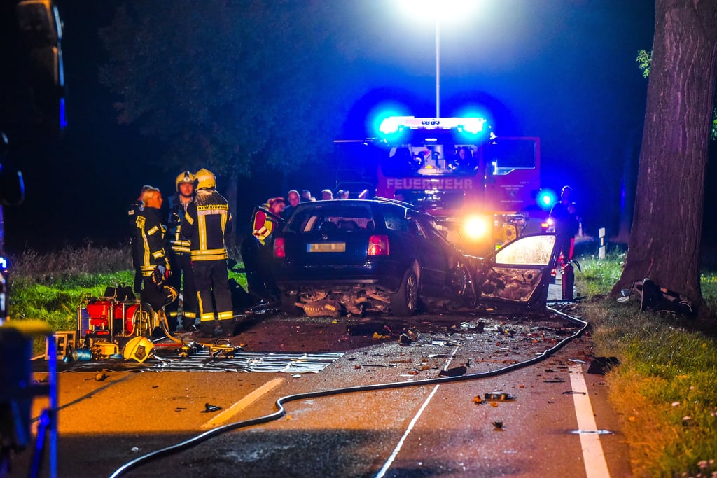 Auf der L183 bei Kreypau ist ein PKW gegen einen Baum geprallt. Der Fahrer stirbt am Unfallort.