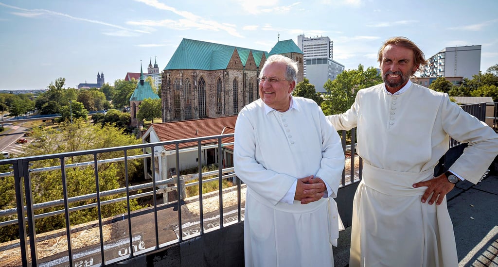 Pater Clemens, Prior des Prämonstratenser-Klosters in Magdeburg (l.), mit Pater Tobias aus der Abtei Hamborn in Duisburg auf der Dachterrasse des Neubaus am Schleinufer.