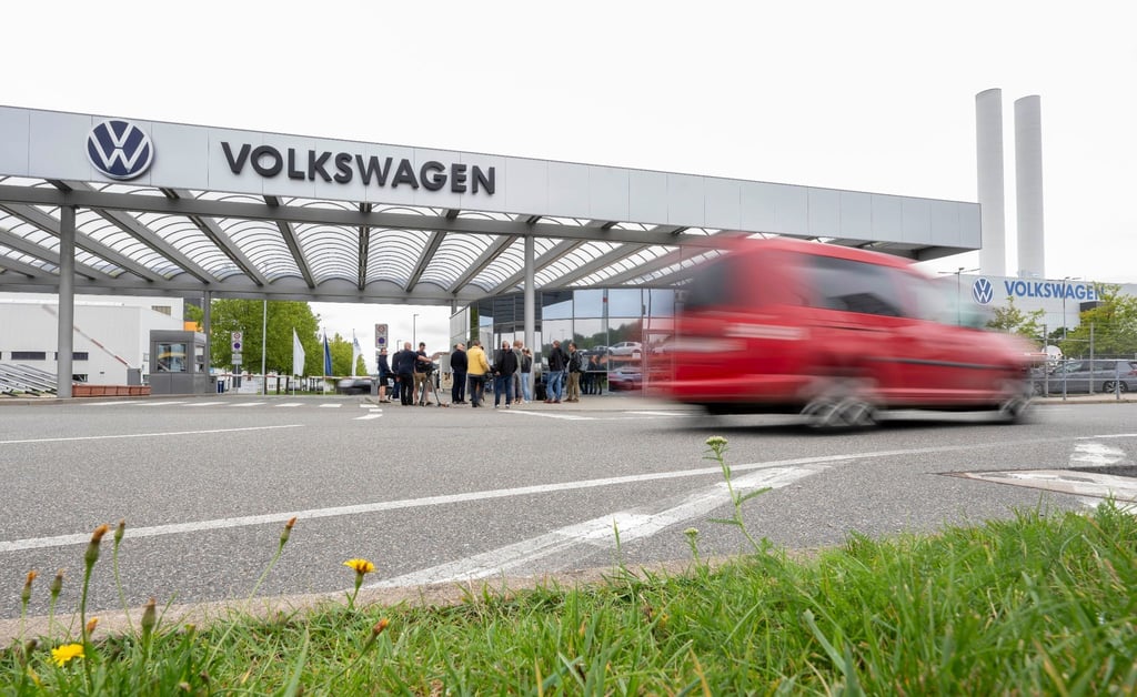 Blick auf das Tor von Volkswagen Sachsen am Standort Zwickau. Der VW-Konzern will sein künftiges Modell Trinity dort produzieren.